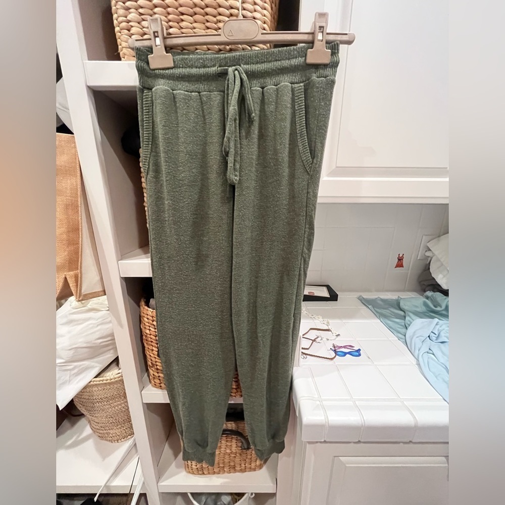 Michael stars Women’s set sweat pants and suéter